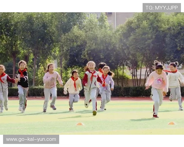 居民带娃体验垒球乐趣 团队运动培养孩子协作精神