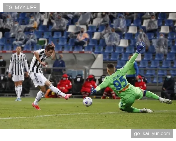 告别时刻：尤文图斯赛前为即将在赛季末离队的基耶萨举办小型致敬仪式